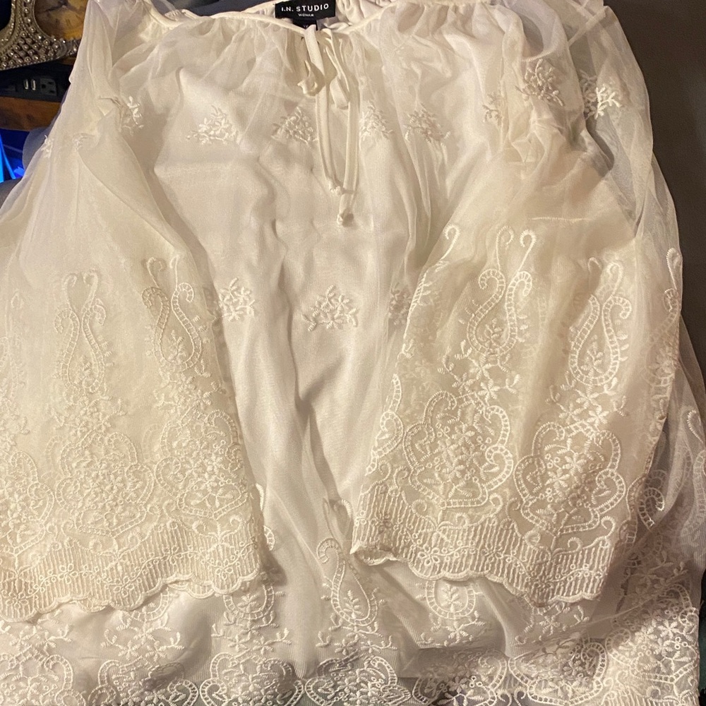 White Embroidered White 1X Blouse by (I.N Studio.) 23in p to p. 21 long